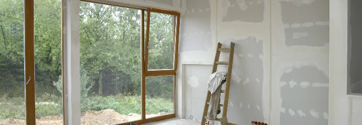 Rohbau eines Zimmers mit Trockenbauwand